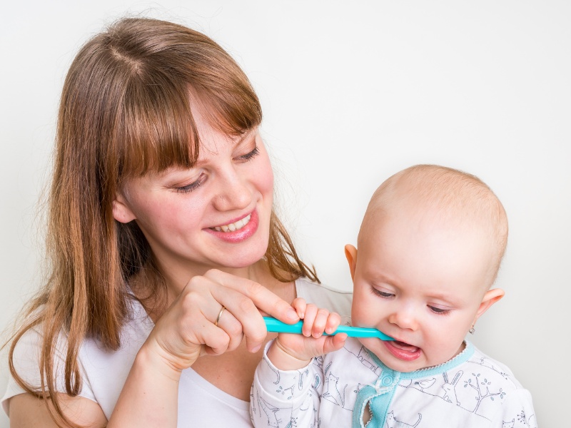 Đánh răng và vệ sinh lưỡi cho bé hàng ngày để phòng tránh nấm lưỡi