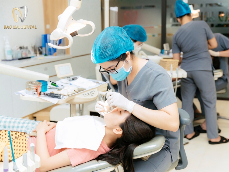 Nên đánh răng trước hay sau khi ăn sáng