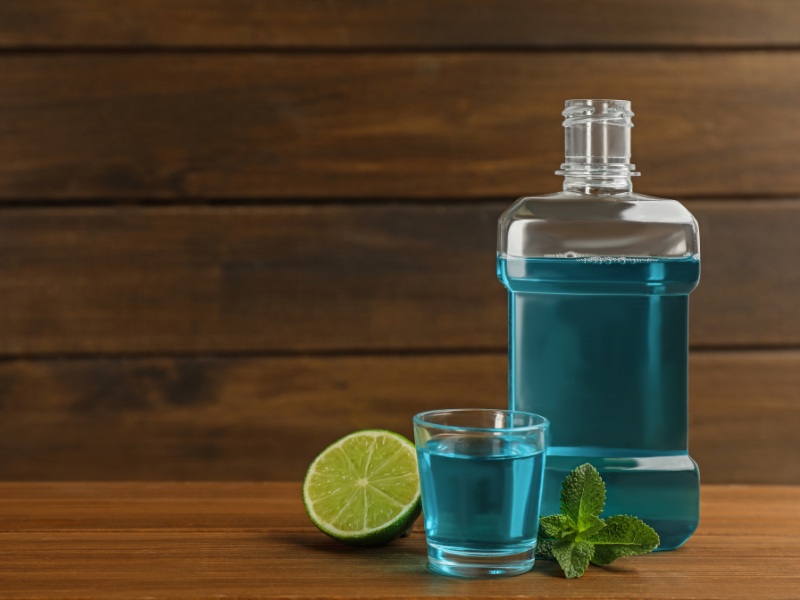 Nên súc miệng trước hay sau khi đánh răng