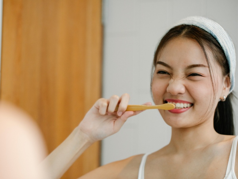 Đánh răng sai cách ví dụ như đánh răng theo chiều ngang là lý do vì sao đánh răng vẫn bị sâu răng